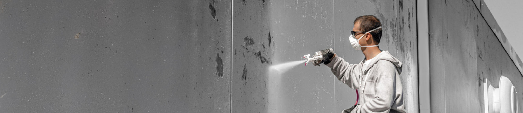 Application de peinture sur façade à l'aide d'un pistolet airless professionnel
