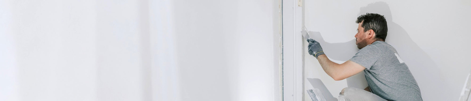 Préparation d'un mur avant application de peinture avec un équipement airless professionnel