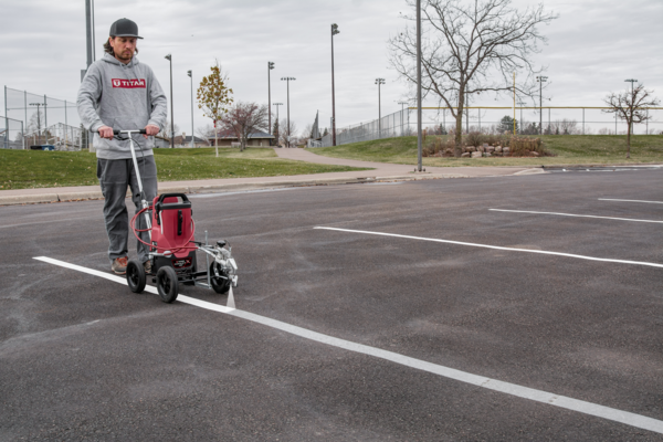Machine de marquage au sol Titan utilisée pour le traçage de lignes de parking