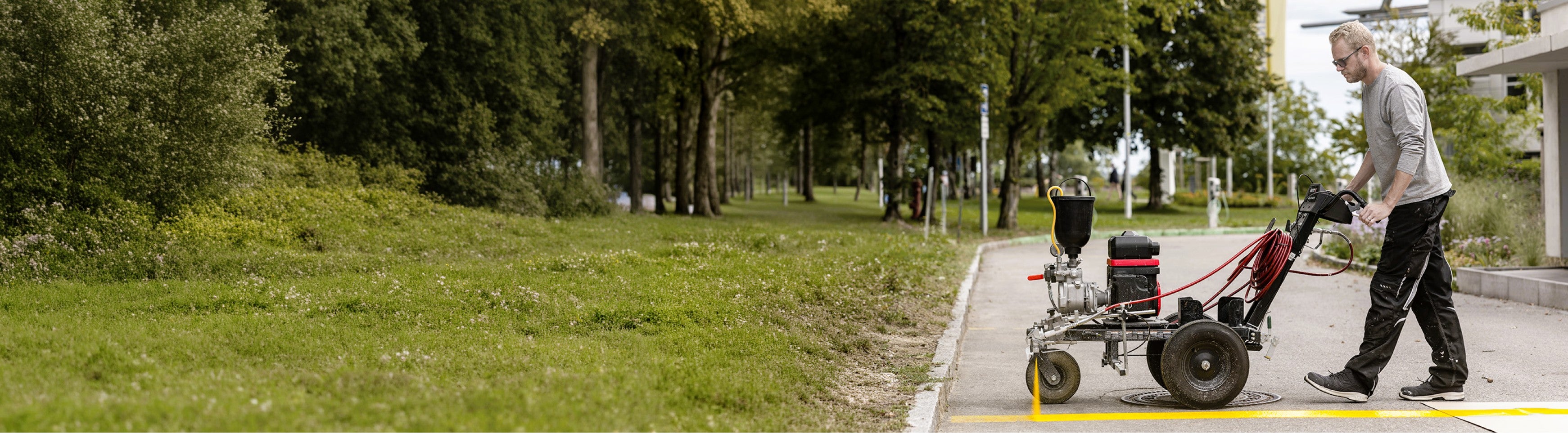Équipement de traçage Titan Powrliner pour parkings, routes et zones de circulation 
