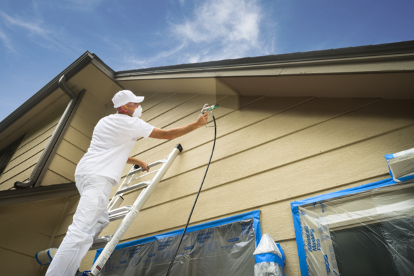 Application de peinture sur façade avec airless pour rénovation extérieure