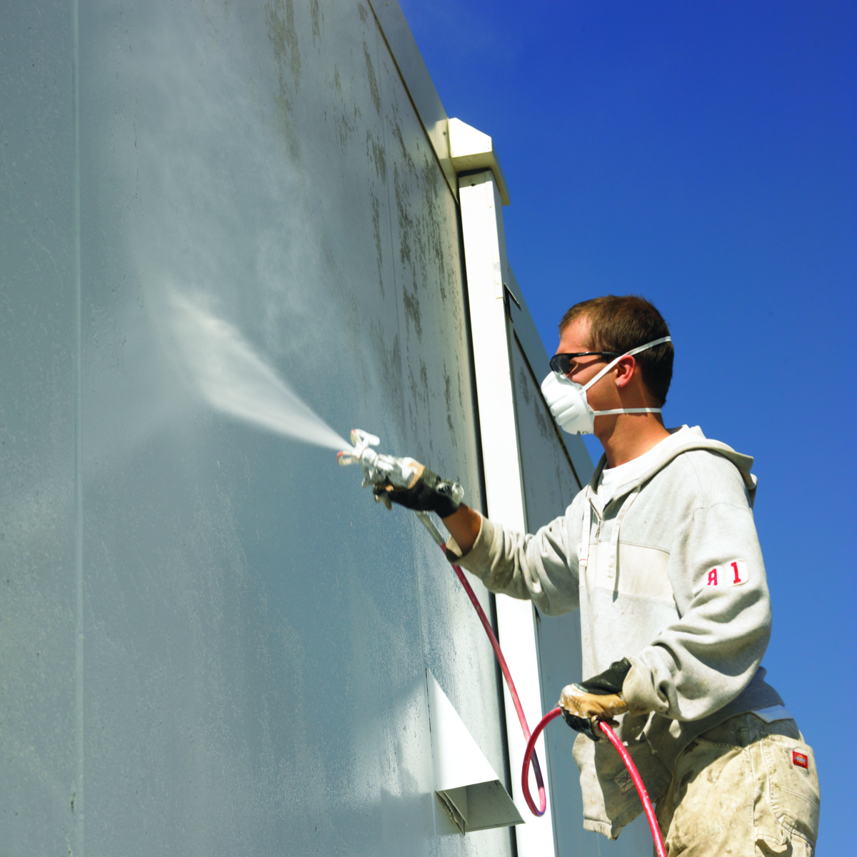 Application de peinture airless sur mur extérieur avec pistolet de pulvérisation