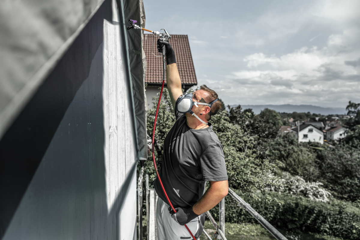 Rallonge Titan pour pistolet de peinture airless utilisée pour des travaux de peinture extérieure