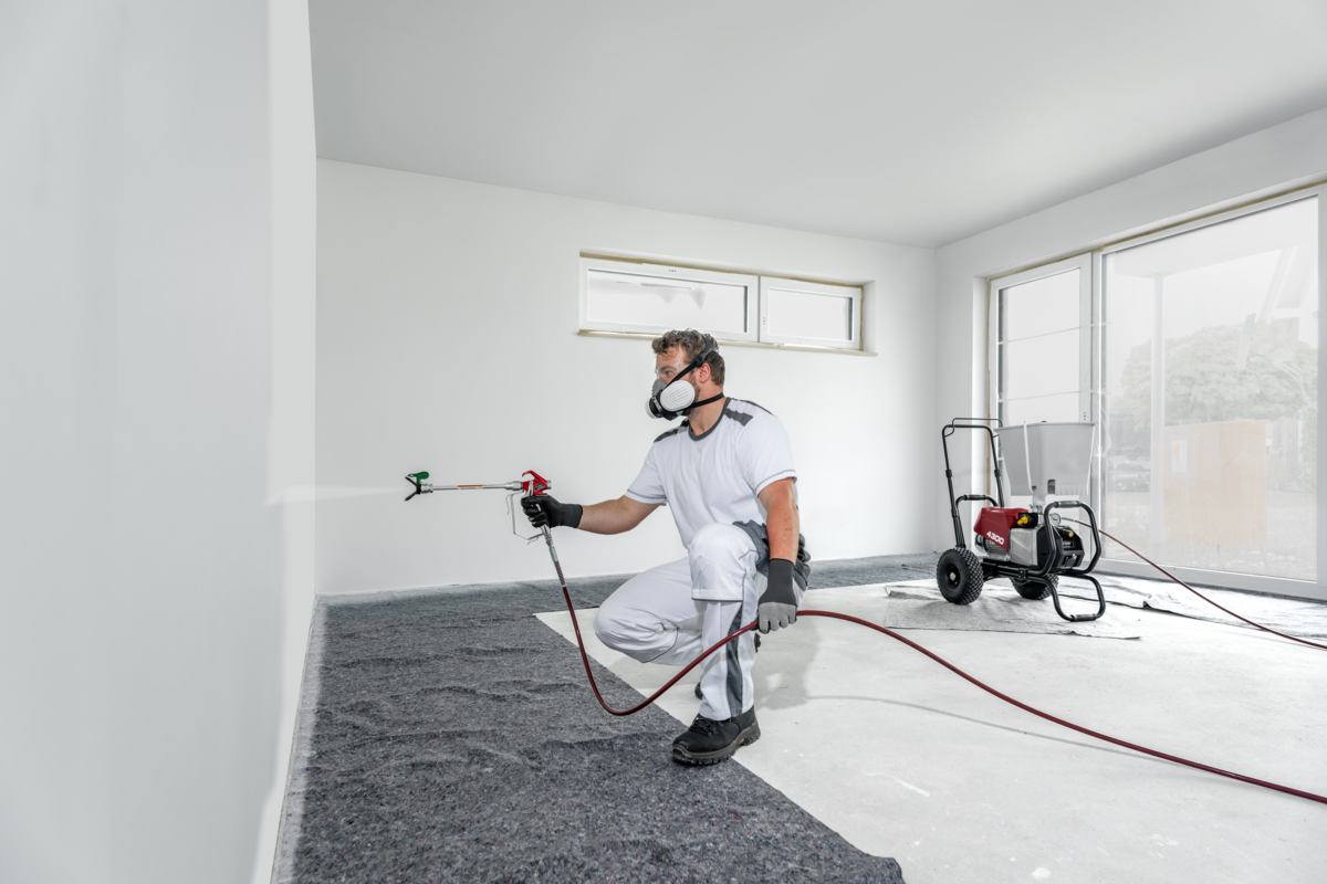 Application de peinture au plafond avec une rallonge Titan pour pulvérisateur airless