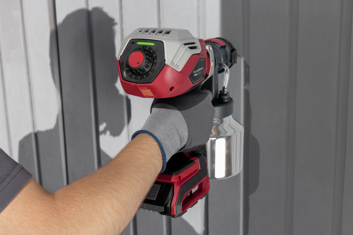 Application de laque avec le Titan FlexSpray Pro 18V dans un garage