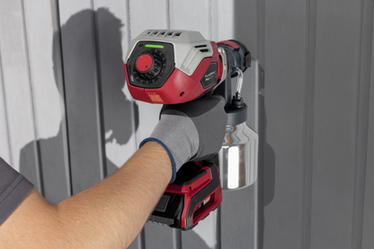 Application de laque avec le Titan FlexSpray Pro 18V dans un garage