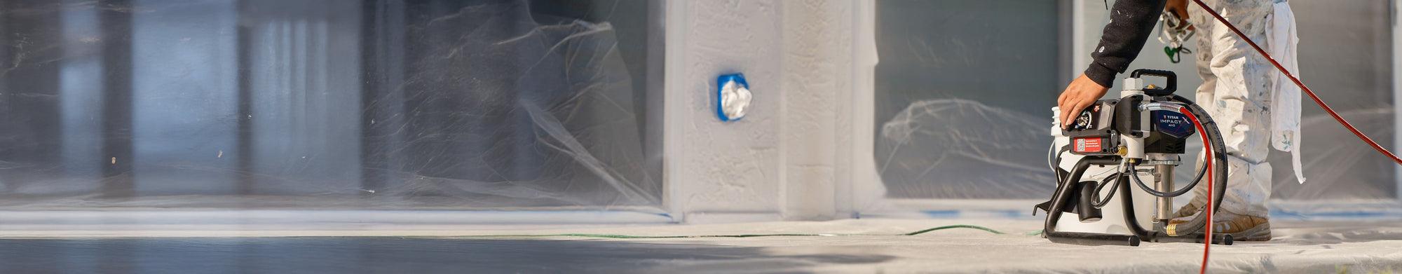 Titan Impact en application de peinture professionnelle sur chantier extérieur