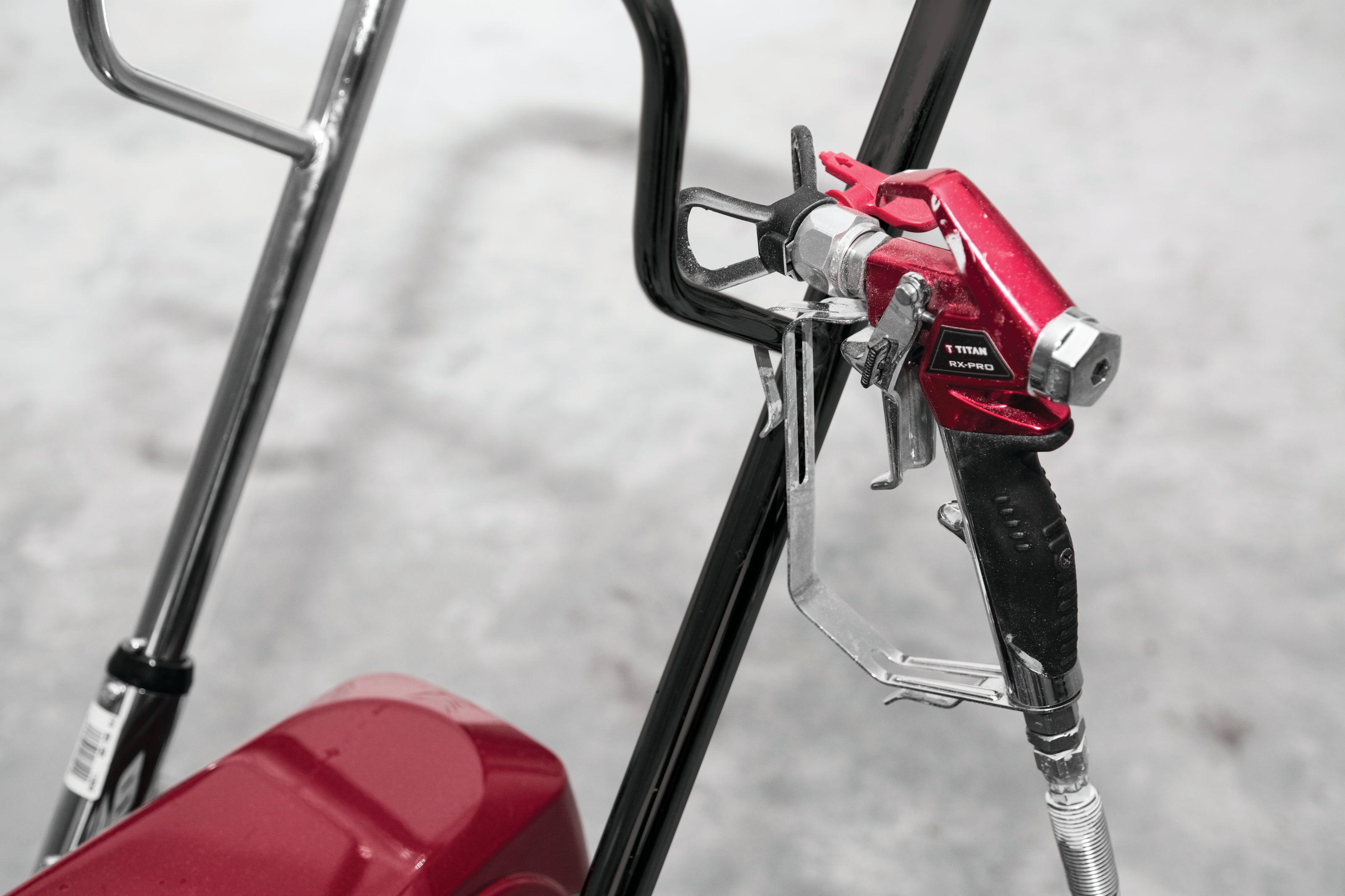 Pistolet airless professionnel Titan RX-PRO monté sur pulvérisateu