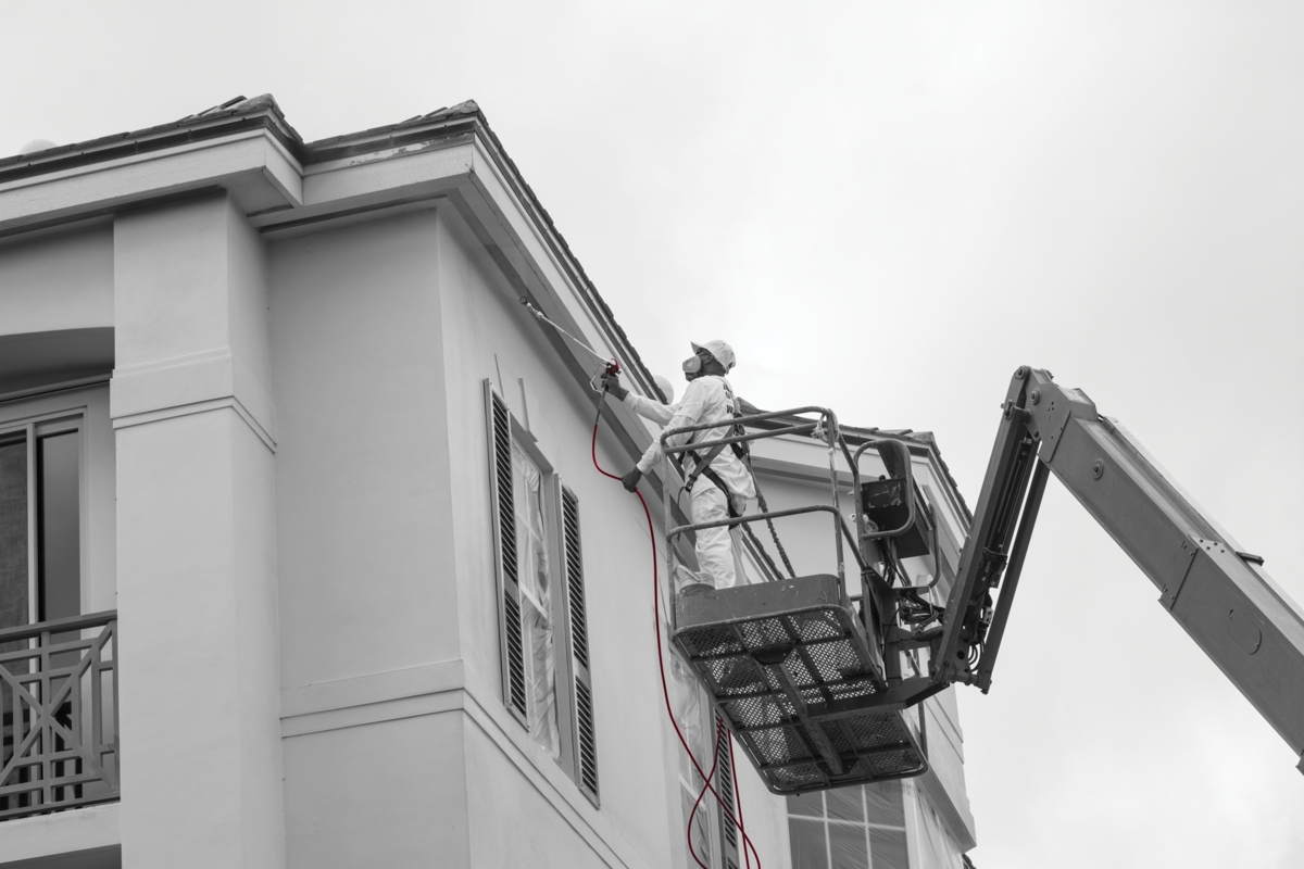 Travaux de façade avec le pulvérisateur Titan PowrBeast 7700 + nacelle