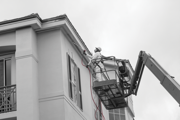 Travaux de façade avec le pulvérisateur Titan PowrBeast 7700 + nacelle