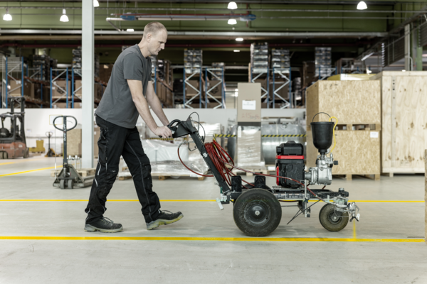 Opérateur utilisant le Titan PowrLiner 3500 en entrepôt
