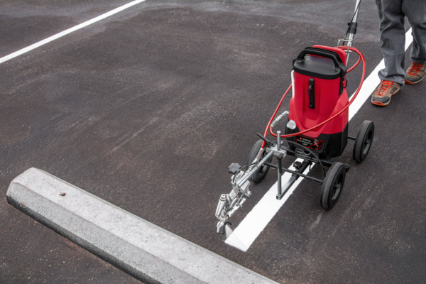 Titan Side Striper Pro réalisant un marquage précis de places de parking