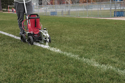 Marquage de terrain sportif sur gazon avec le chariot de traçage Titan Side Striper Pro