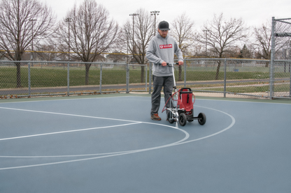 Traceuse Titan utilisée pour le marquage d'un terrain de basket-ball