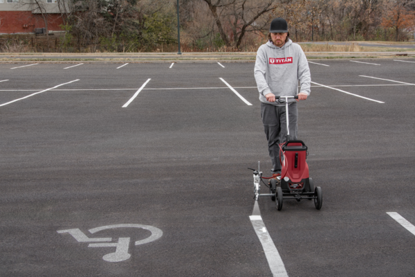 Réalisation de lignes et symboles de parking avec le chariot de traçage Titan Side Striper Pro