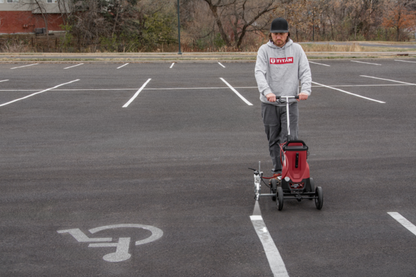 Réalisation de lignes et symboles de parking avec le chariot de traçage Titan Side Striper Pro